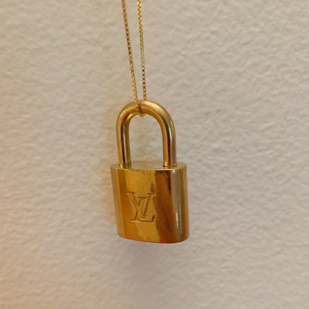 louis vuitton necklace (sold off another platform)